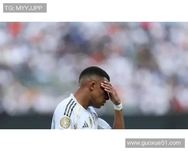 姆巴佩赛后与恩里克亲切交流并向前队友们表达一致意见