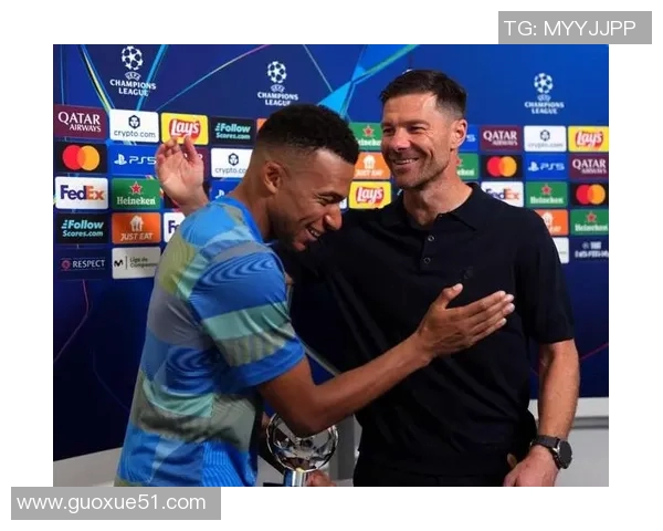 姆巴佩赛后与恩里克亲切交流并向前队友们表达一致意见 姆巴佩赛后与恩里克亲切交流并向前队友们表达一致意见