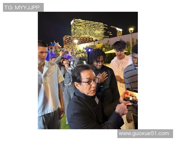 蔡崇信分享与成龙互动照片篮网季前赛将在澳门举行