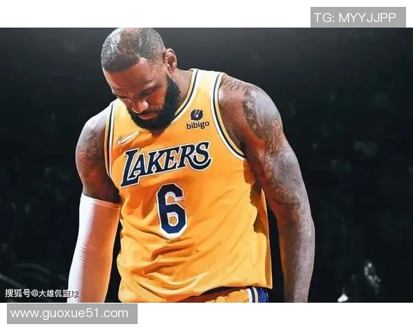 詹姆斯身穿布莱斯大学6号球衣到场观赛令老父亲倍感骄傲与自豪 詹姆斯身穿布莱斯大学6号球衣到场观赛令老父亲倍感骄傲与自豪