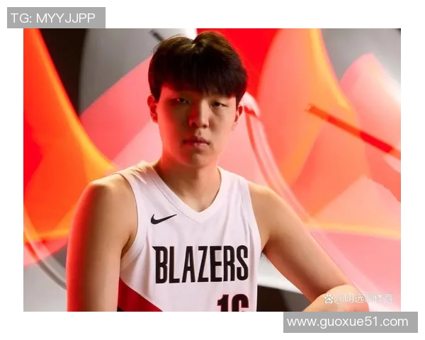 杨瀚森背粉色小书包启程湾区NBA首秀即将开启 杨瀚森背粉色小书包启程湾区NBA首秀即将开启