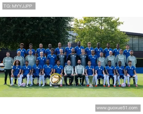 拜仁慕尼黑25-26赛季全家福展现新援风采与德超杯沙拉盘荣耀