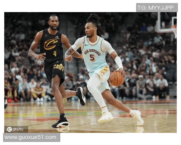 马刺新赛季球衣正式发布卡斯尔亲自试穿展现独特魅力与设计风格 马刺新赛季球衣正式发布卡斯尔亲自试穿展现独特魅力与设计风格