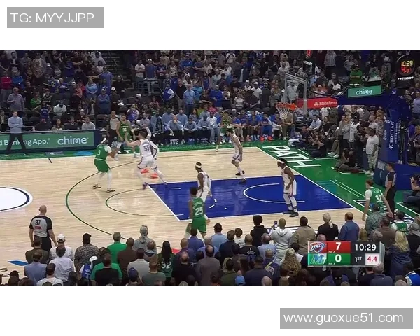 尽管努力拼搏戴维斯全场独得26分11篮板却难阻球队失利 尽管努力拼搏戴维斯全场独得26分11篮板却难阻球队失利