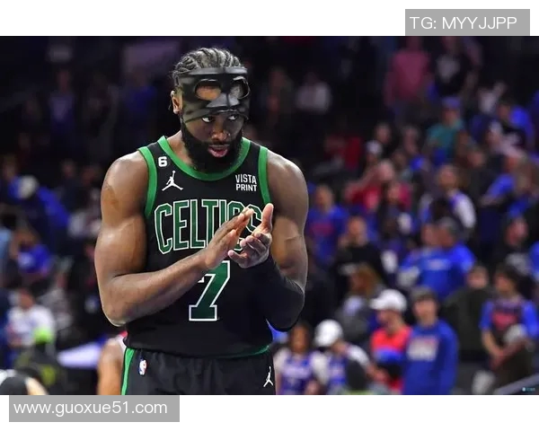 杰伦布朗坚定信念不懈努力助力队友提升表现