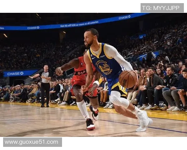 库里首节表现抢眼8投4中斩获11分外加3助攻1封盖展现全能实力 库里首节表现抢眼8投4中斩获11分外加3助攻1封盖展现全能实力