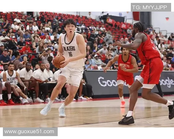 杨瀚森精彩单挑尤班克斯背运转身连招引发观众热烈反响