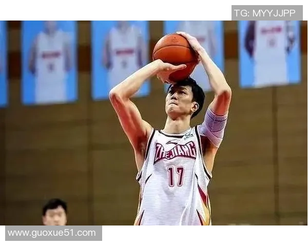 赖俊豪因头撞广告牌伤退媒体人呼吁取消场边广告牌保护运动员安全